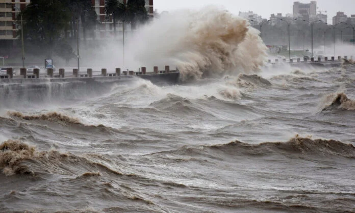 ciclon-uruguay-vientos-alerta-muerto-heridos-metereologica-inundacion-olas-costa-1000x600-1-696x418