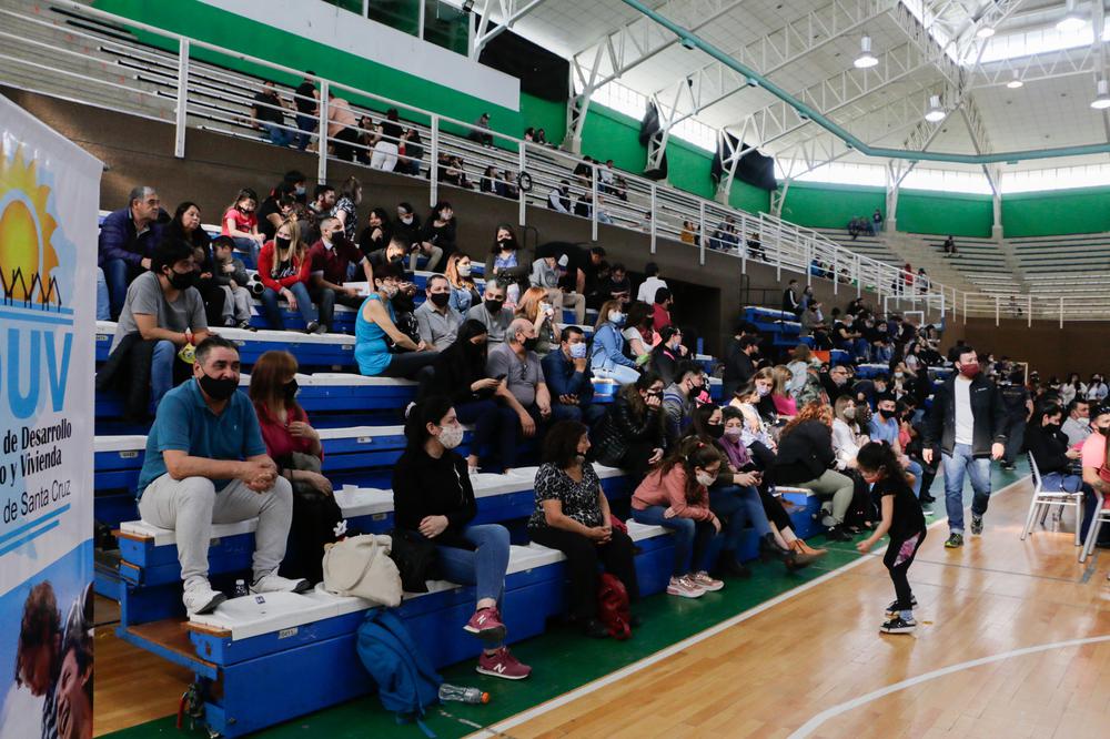 INT_ENTREGA DE VIVIENDAS Y TERRENOS IDUV_19_10 (8)