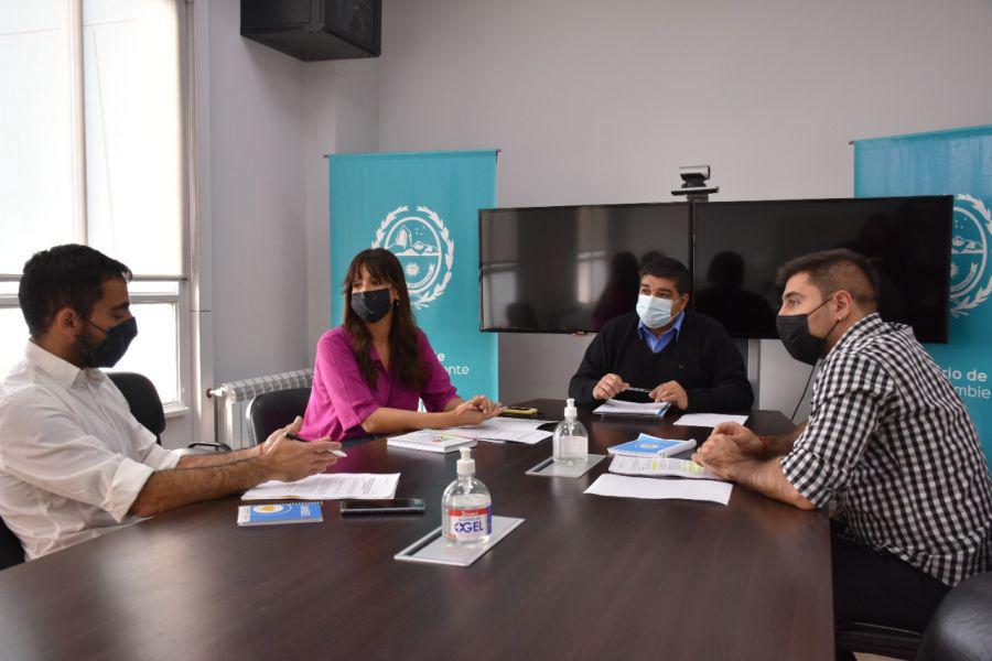 913e2c7f4ea3d715f71982a27d47561b_XL