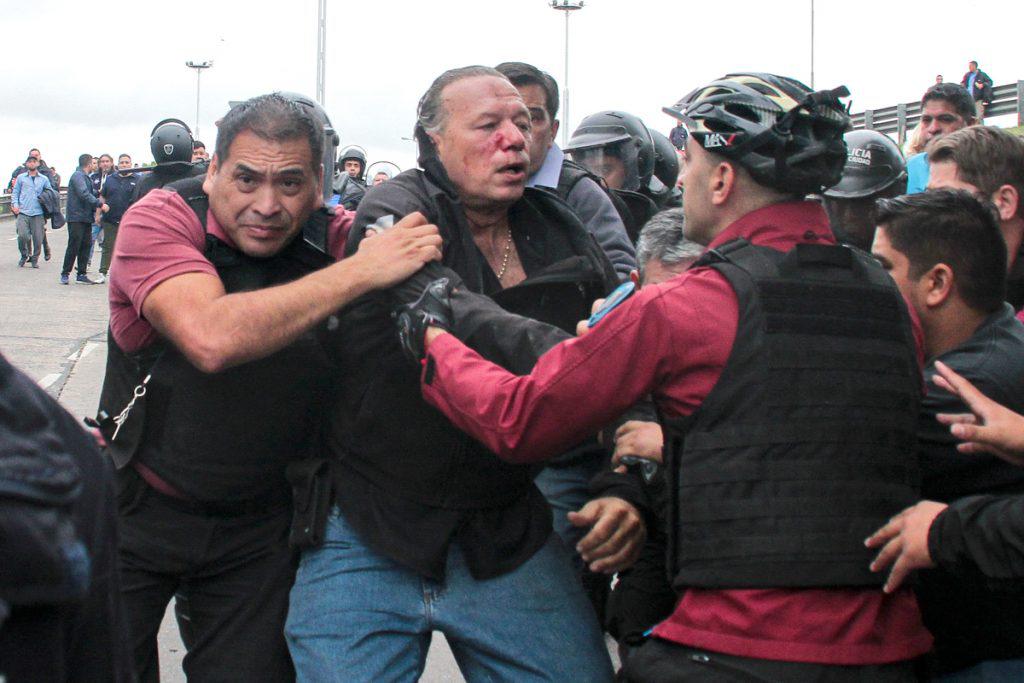 Sergio-Berni-golpeado-por-colectiveros-en-el-corte-por-el-asesinato-del-chifer-barrientos-foto-ANDRES-PELOZO-AFP-2-1024x683