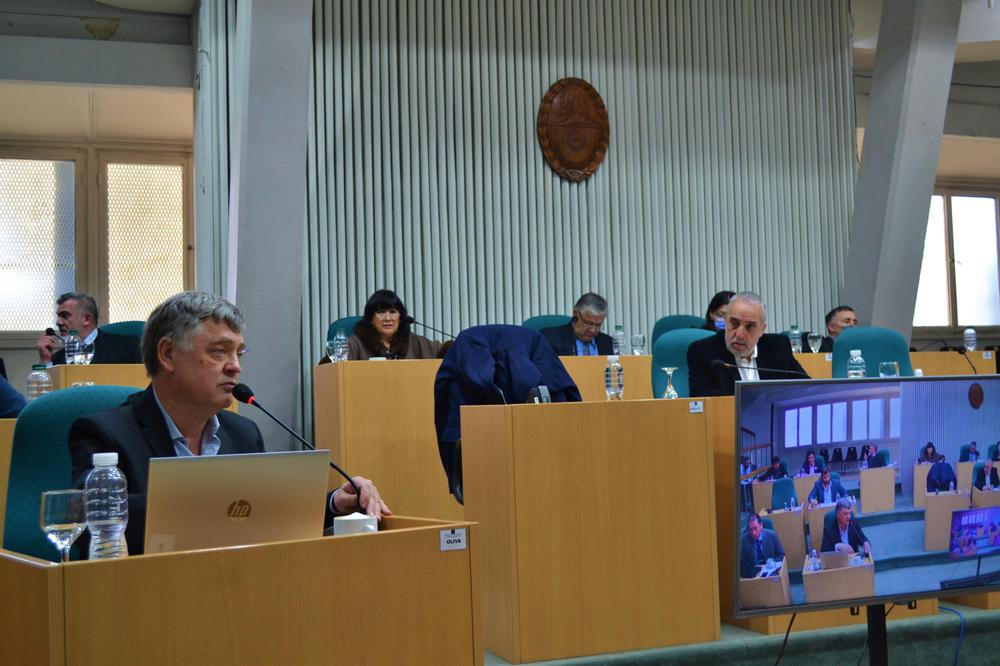 Foto Diputado Oliva en la sesión de hoy