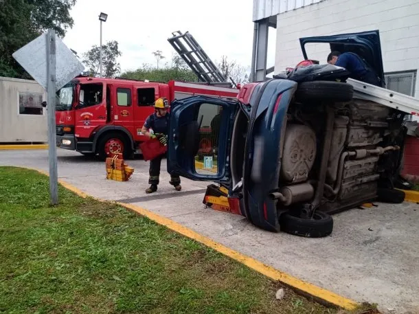 fue-sacar-el-registro-y-volco-el-auto
