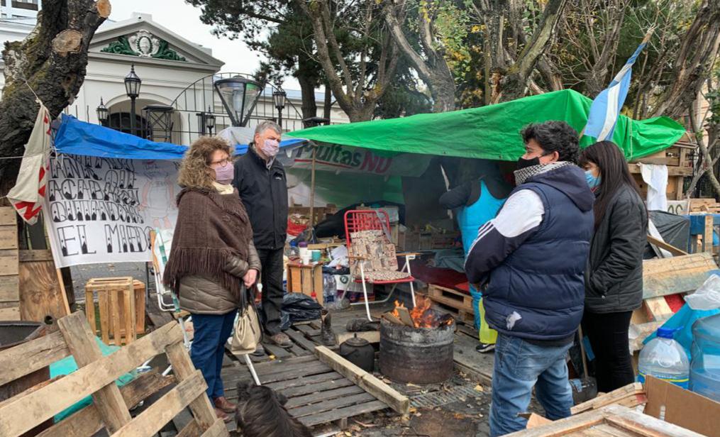 Foto 3 Oliva y Mestelán junto a Manuel Piris, el enfermero que realiza huelga de hambre frente a la gobernación