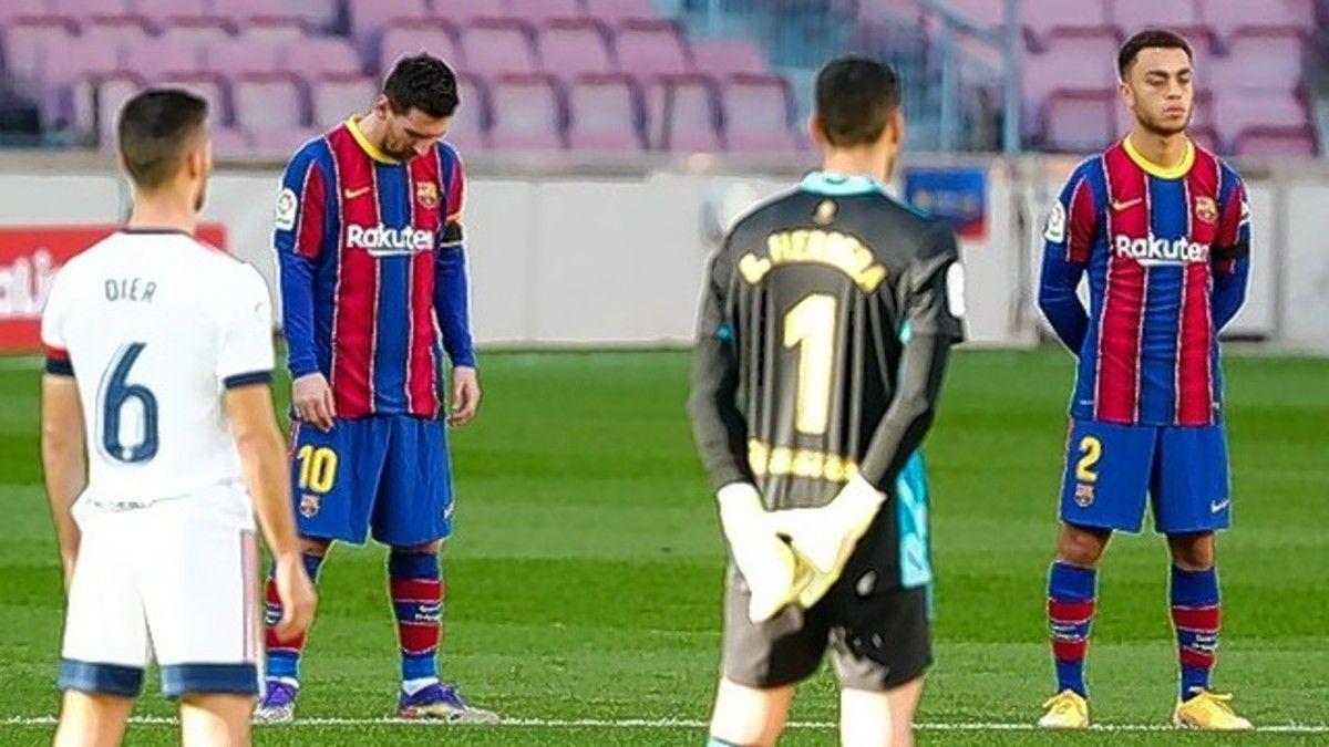 con-messi-cabizbajo-barcelona-le-rindio-homenaje-maradona