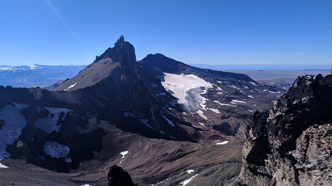 CUMBRES DEL COMPLEJO VOLCANICO ZEBALLOS Y GLACIAR DEL RIO LOS ANTIGUOS FOTO FEDERICO DJEORDJIAN