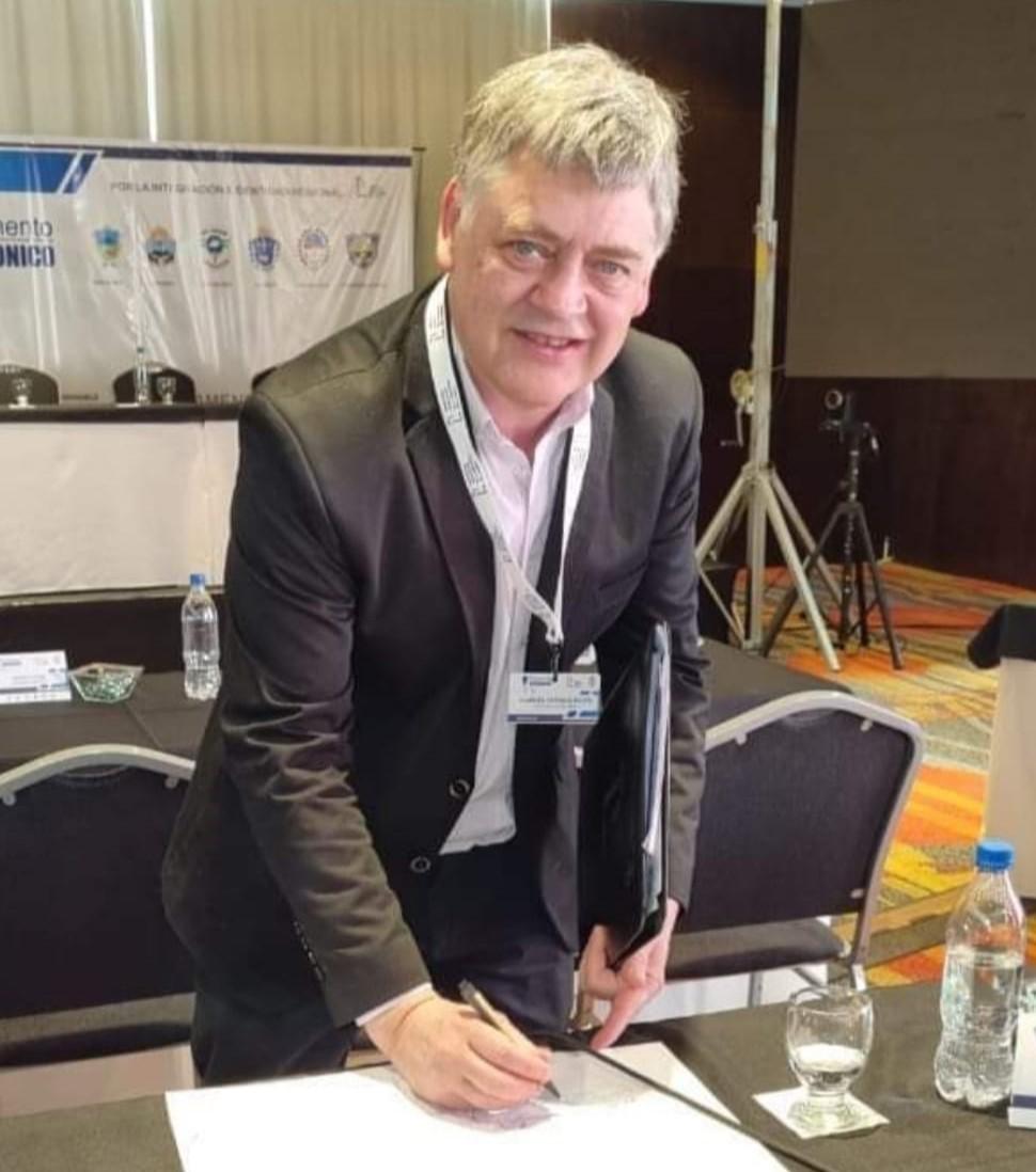 Foto 1 Diputado Oliva firma el documento del Parlamento Patagónico