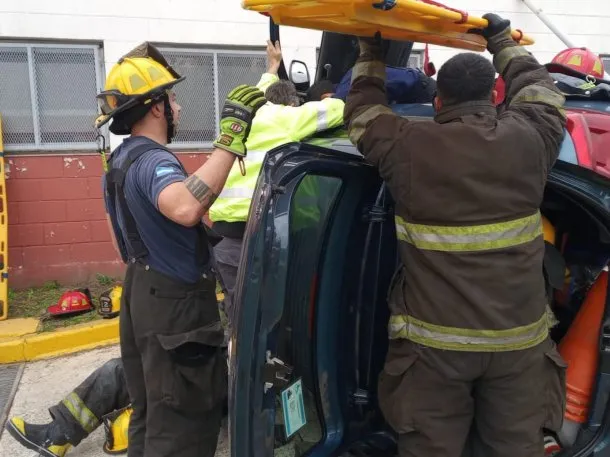 fue-sacar-el-registro-y-volco-el-auto (2)