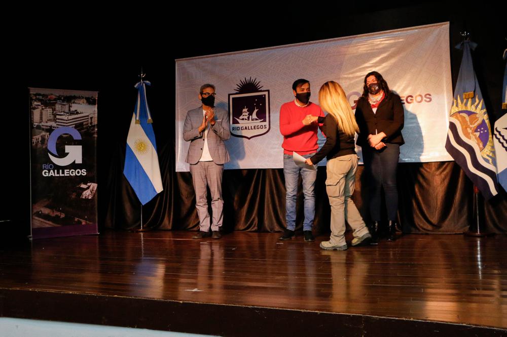 INT_UNPA_ENTREGA DE CERTIFICADOS_TEATRO_17-05-11