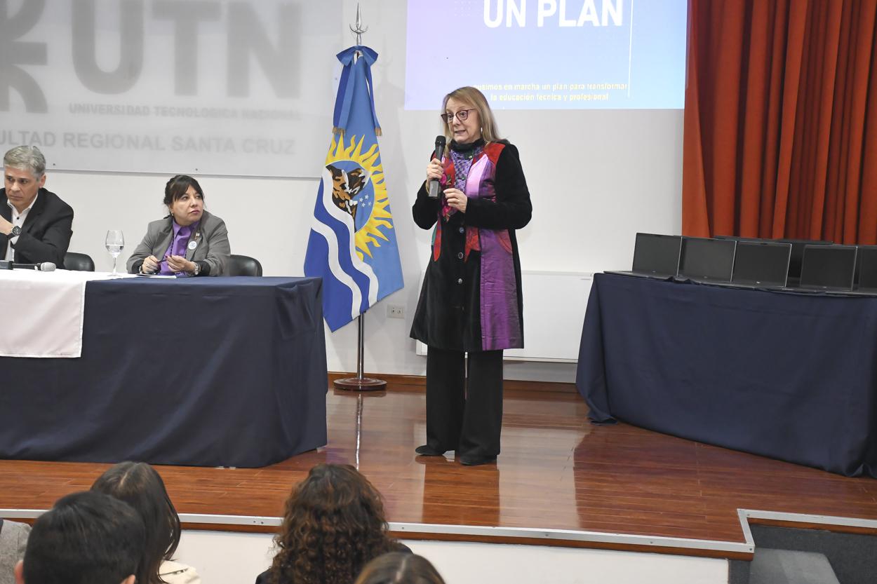 20230918_AK_UTN_ENTREGA_DE_COMPUTADORAS_15