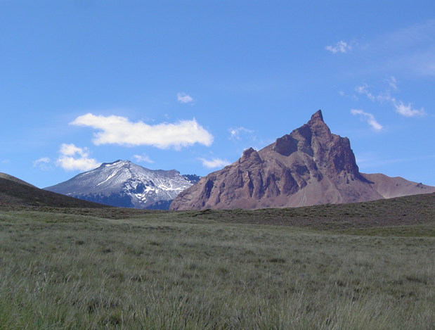 Cumbre Norte del CVZ (izq) y Cerro Colorado (der)