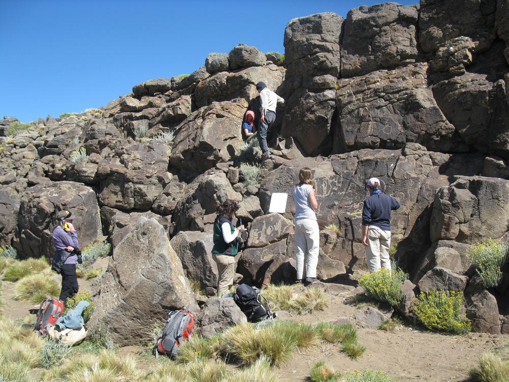 Foto 3_ Relevando el arte grabado sobre rocas de basalto en la Meseta del Lago Buenos Aires, Santa Cruz, trabajo en conjunto con la Administración de Parques Nacionales_ Foto MJ FIGUERERO