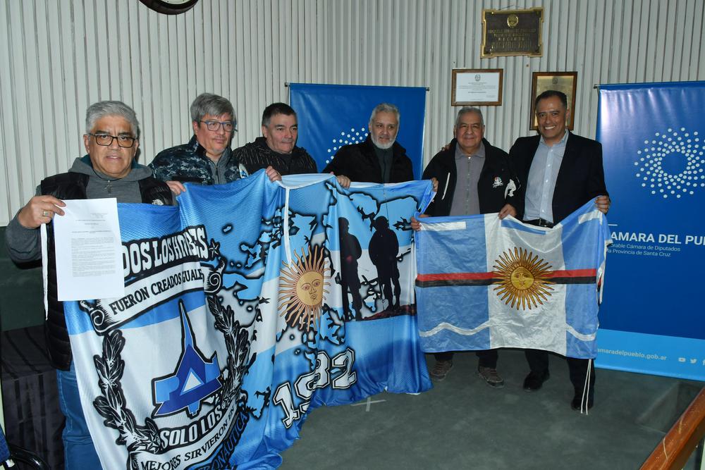 Quiroga con soldados movilizados en el conflicto por Malvinas