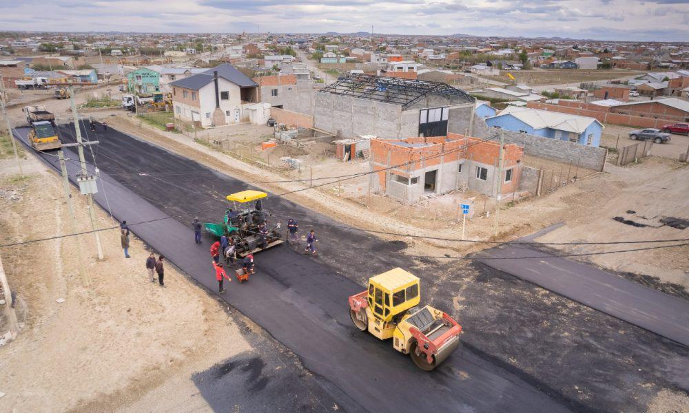 Río Gallegos Municipio avanza con el asfalto de la calle principal del