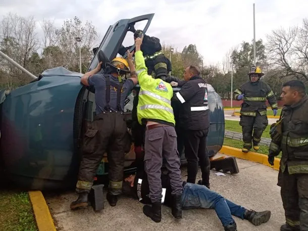 fue-sacar-el-registro-y-volco-el-auto (1)