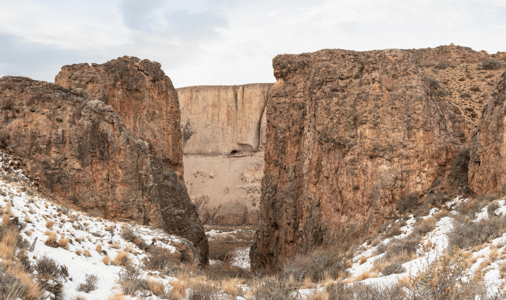 Foto 5 Cueva-de-las-Manos-desde-el-sendero-Bajada-de-los-Toldos-en-Portal-Cañadón-Pinturas-©-Franco-Bucci