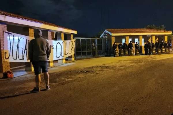 600x400_clima-tenso-luego-derrota-hinchas-colon-colgaron-bandera-predio-4-junio-apedraron-colectivo-trasladaba-al-plantel-profesional-foto-tomada-de-twitter-1011518-125248