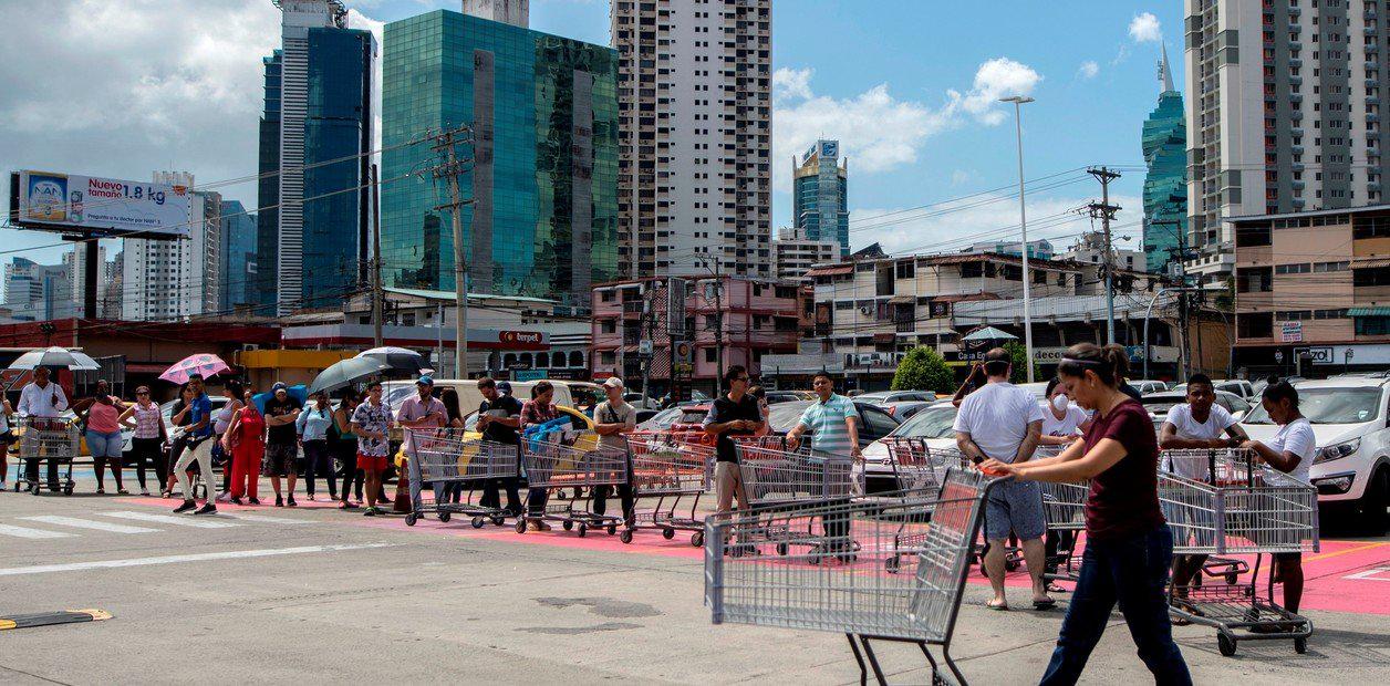 una-larga-fila-de-gente___BJRAZhT2_1256x620__1