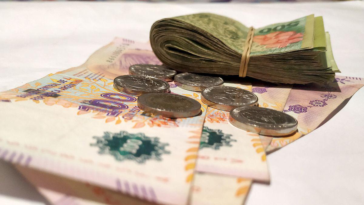 pesos-inversiones-monedas-inflacion-billetes-bolsillo-14-06-2021