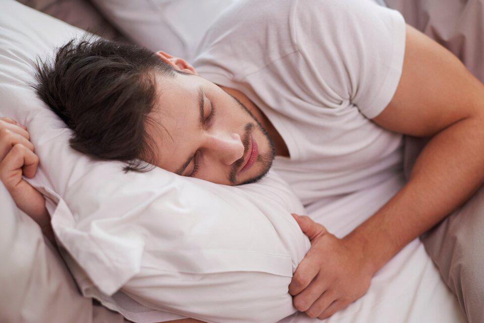 555972-hombre-cansado-descansando-cama_0