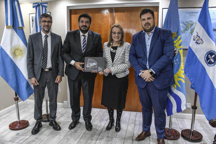 0c6f741ccd06068bca99a973d2b43f73_XL