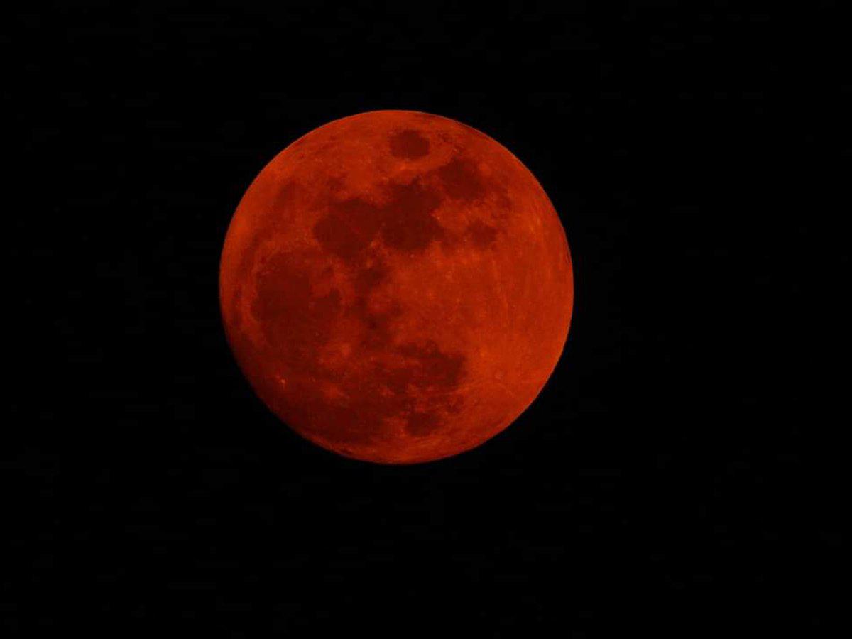 Anoche la Luna se tiñó de rojo, pero no fue un eclipse