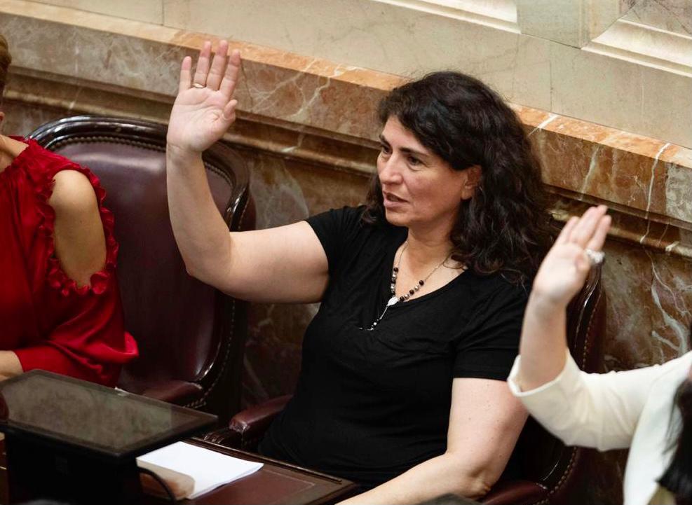 147CA44B-BBC5-4E86-8B4D-CF8F7103BFD0