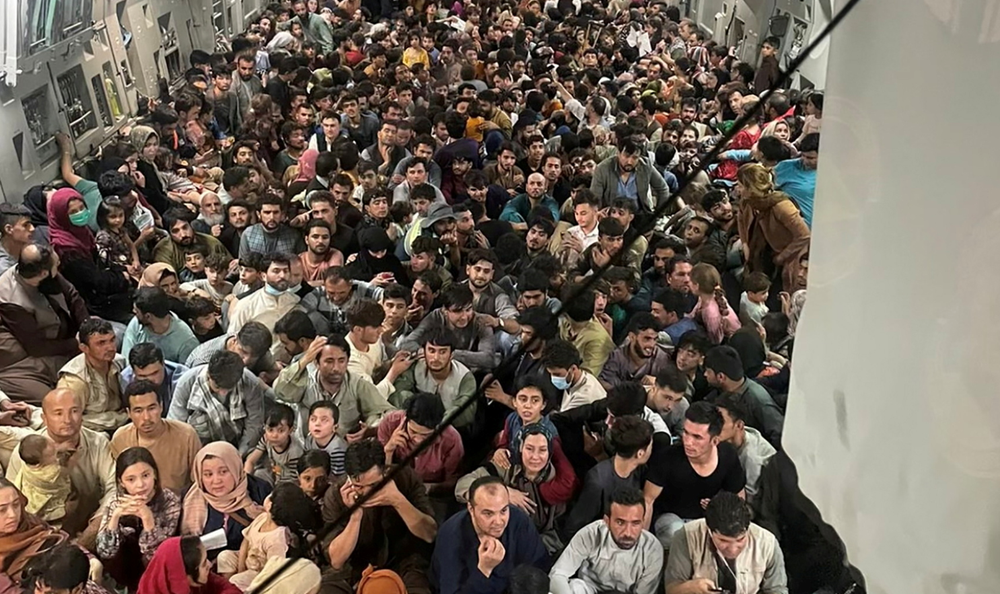 escapan-afganistan-avion