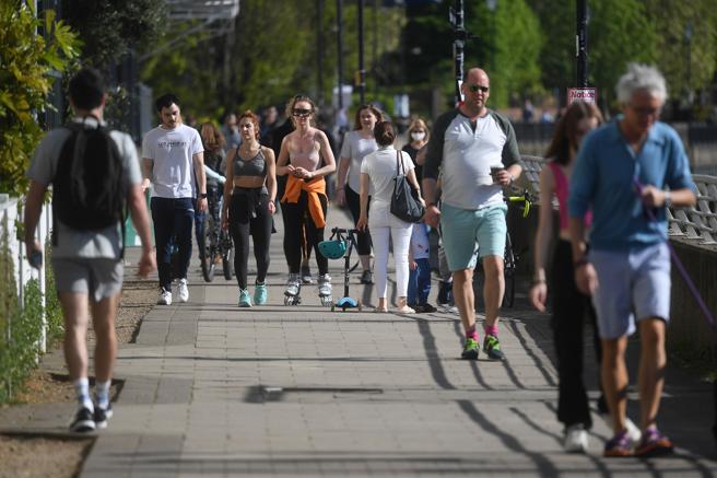 EuropaPress_2847130_19_april_2020_england_london_people_walk_thames_path_near_hammersmith_as_uk_20200419192536-kSZD--656x437@LaVanguardia-Web