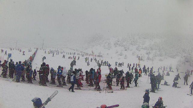 este-martes-la-tan-esperada-nieve-llego-la-base-del-centro-deportes-invierno-del-cerro-catedral