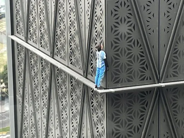 hombre-arana-edificio-globant