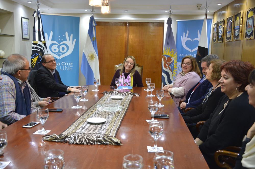 Alicia recibió al embajador de Cuba, Orestes Pérez Pérez (4)