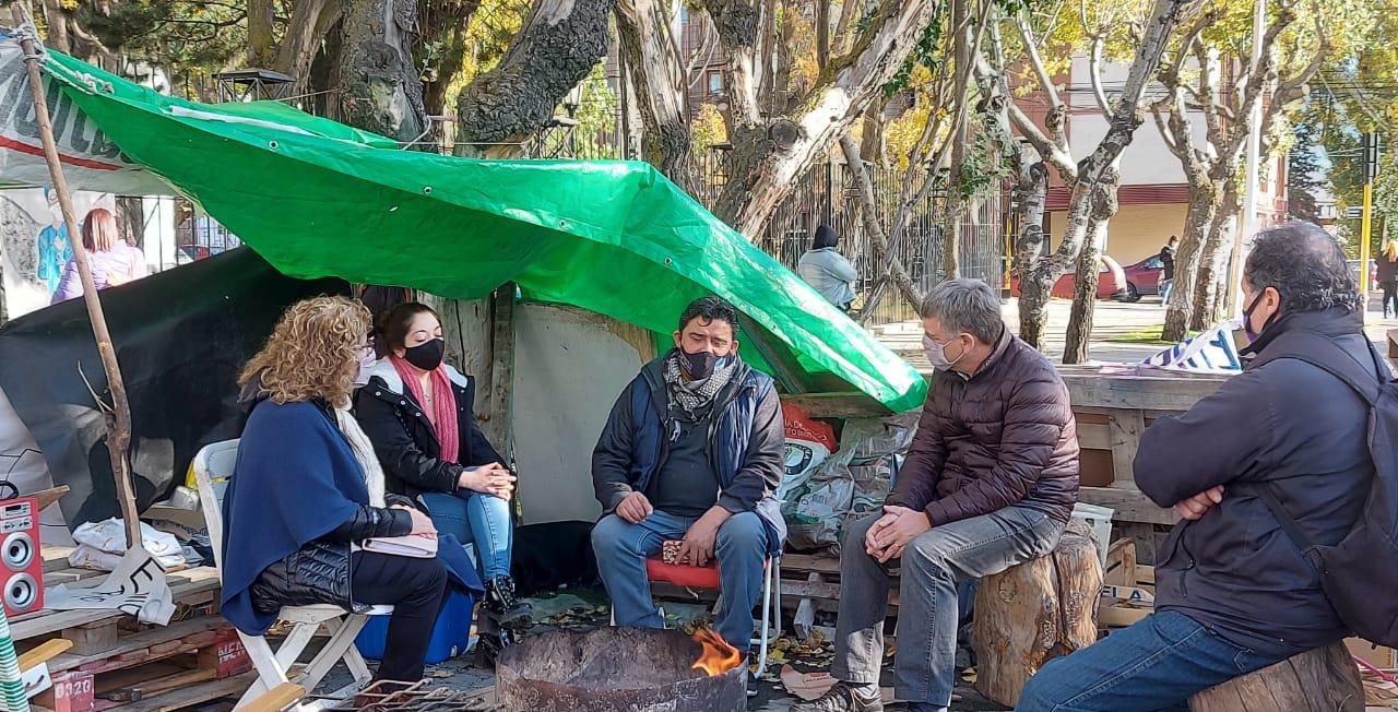 Foto 1 Oliva y Mestelán en el acampe afuera de la gobernación junto a trabajadores de la salud