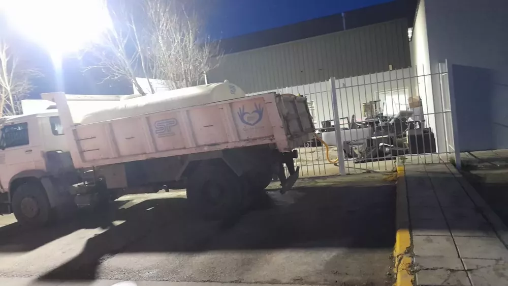 camion-cisterna-hospital-falta-de-agua-rio-galelgos