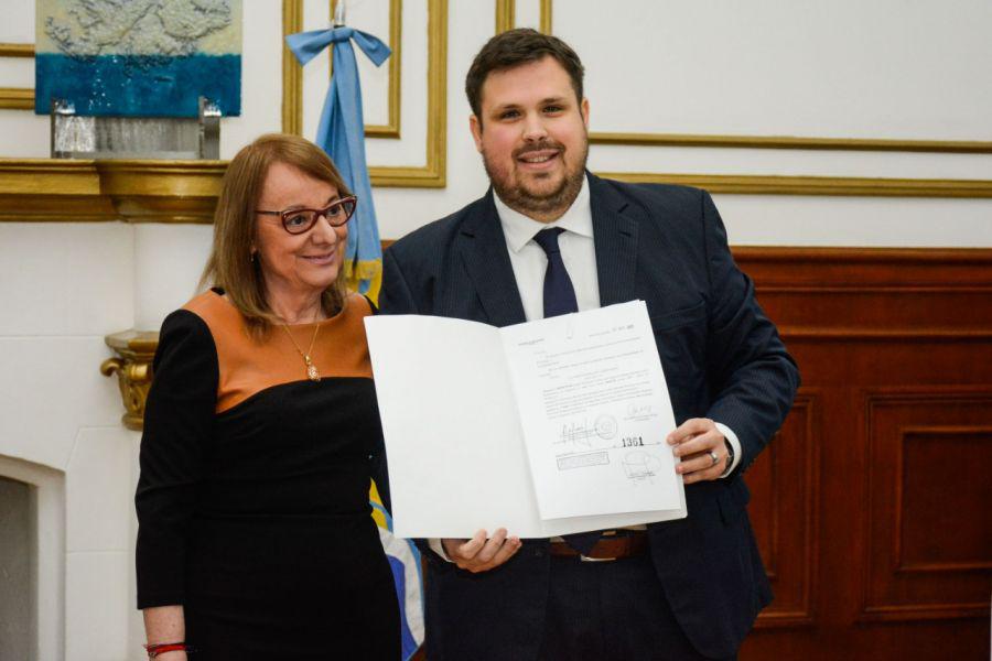 4dbc8507ac1e8ea408f3c3618927b3d8_XL