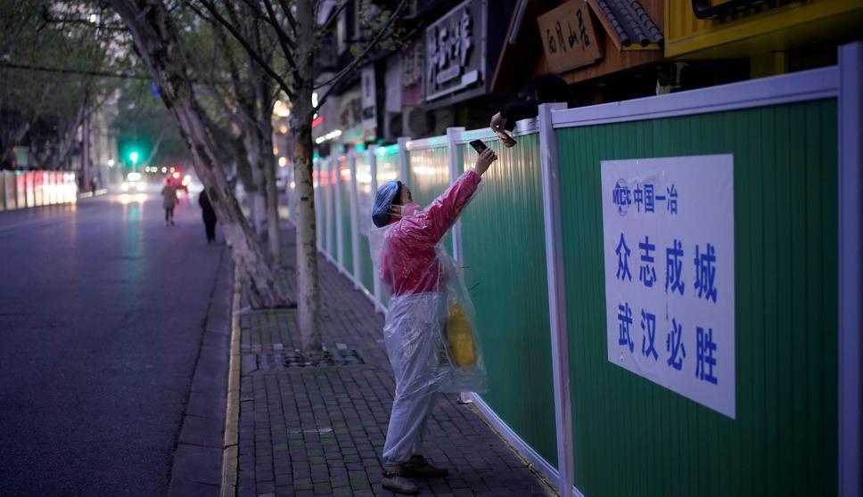 2020-03-31T143710Z_1192850911_RC22VF9SYDH6_RTRMADP_3_HEALTH-CORONAVIRUS-CHINA-WUHAN_20200331164020-009-kEOG-GG17K110MLACUXJY-992x558@LaVanguardia-Web