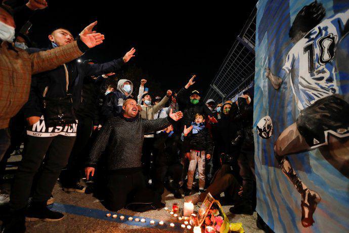 miles-fanaticos-rinden-homenaje-maradona-napoles