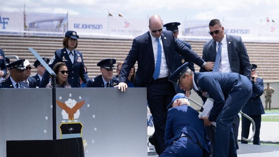 joe-biden-se-cayo-durante-un-acto-de-graduacion-de-la-fuerza-aerea-de-eeuu-7201