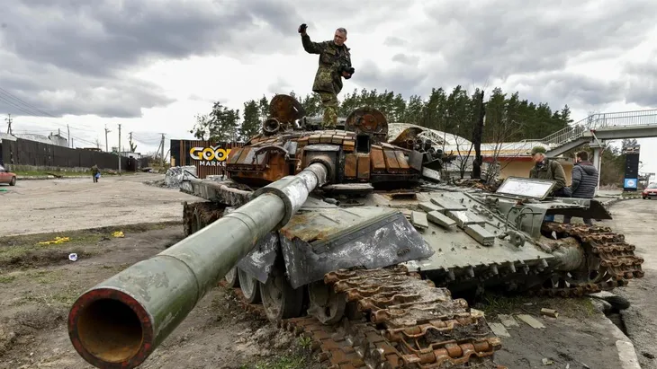 guerra-ucrania-tanque-ruso-destrozado
