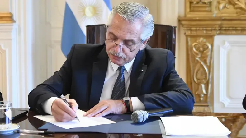 alberto-fernandez-firma