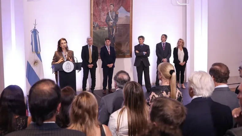 la-canciller-diana-mondino-y-el-equipo-que-designo-la-cancilleria-argentina