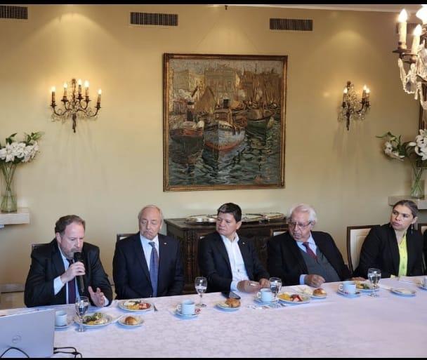 POLKE EN LA EMBAJADA DE CHILE (1)