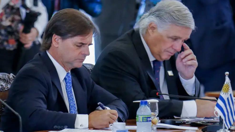 el-presidente-luis-lacalle-pou-junto-al-canciller-de-su-gobierno-francisco-bustillo-20231101-1689042