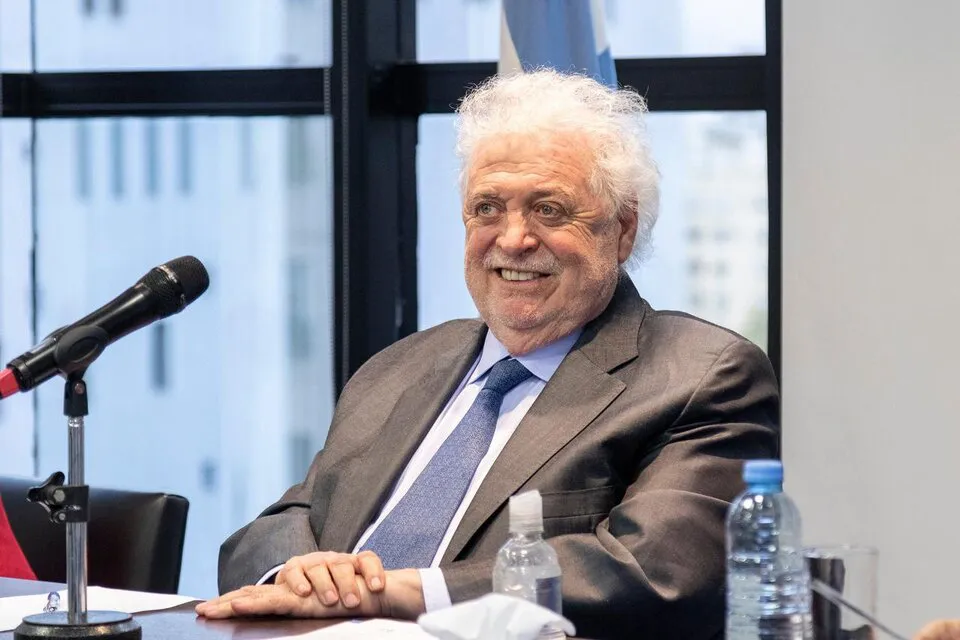 882379-caradegines_0