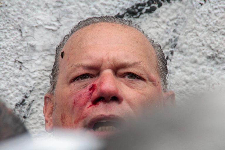 Sergio-Berni-golpeado-por-colectiveros-en-el-corte-por-el-asesinato-del-chifer-barrientos-foto-ANDRES-PELOZO-AFP-3-767x511