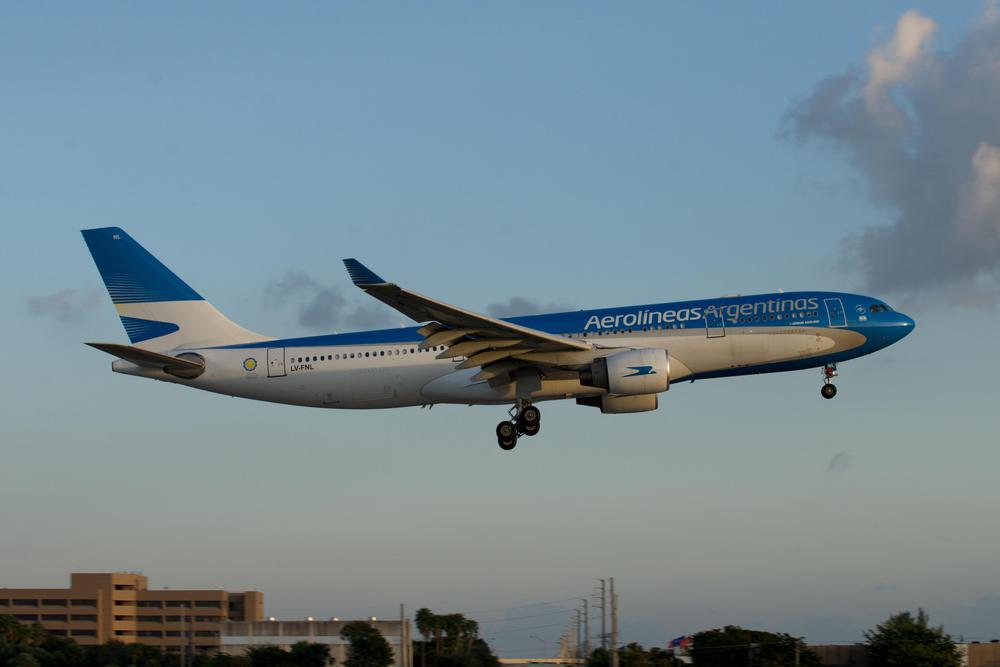 Aerolineas_Argentinas_Airbus_A330-200_LV-FNL_(15203360984)
