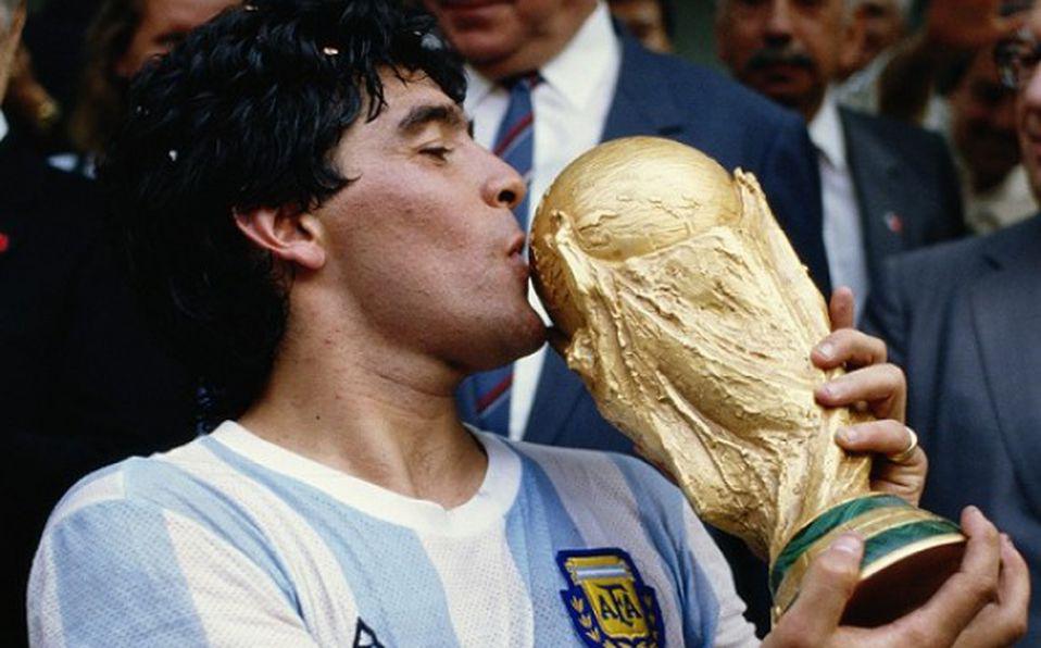 diego-besando-copa-imagenes-memorables