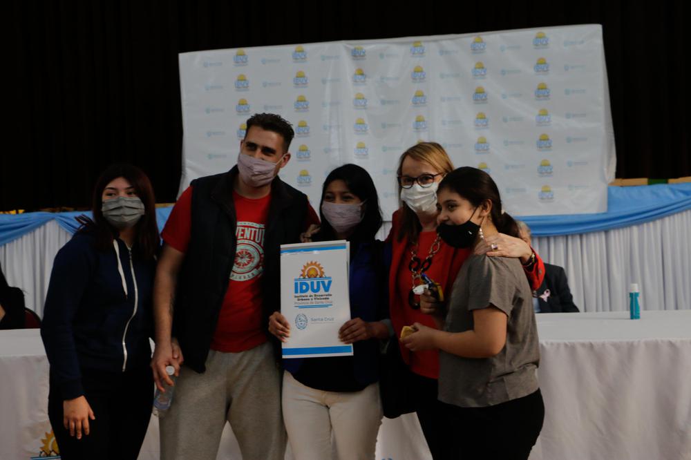 INT_ENTREGA DE VIVIENDAS Y TERRENOS IDUV_19_10 (66)