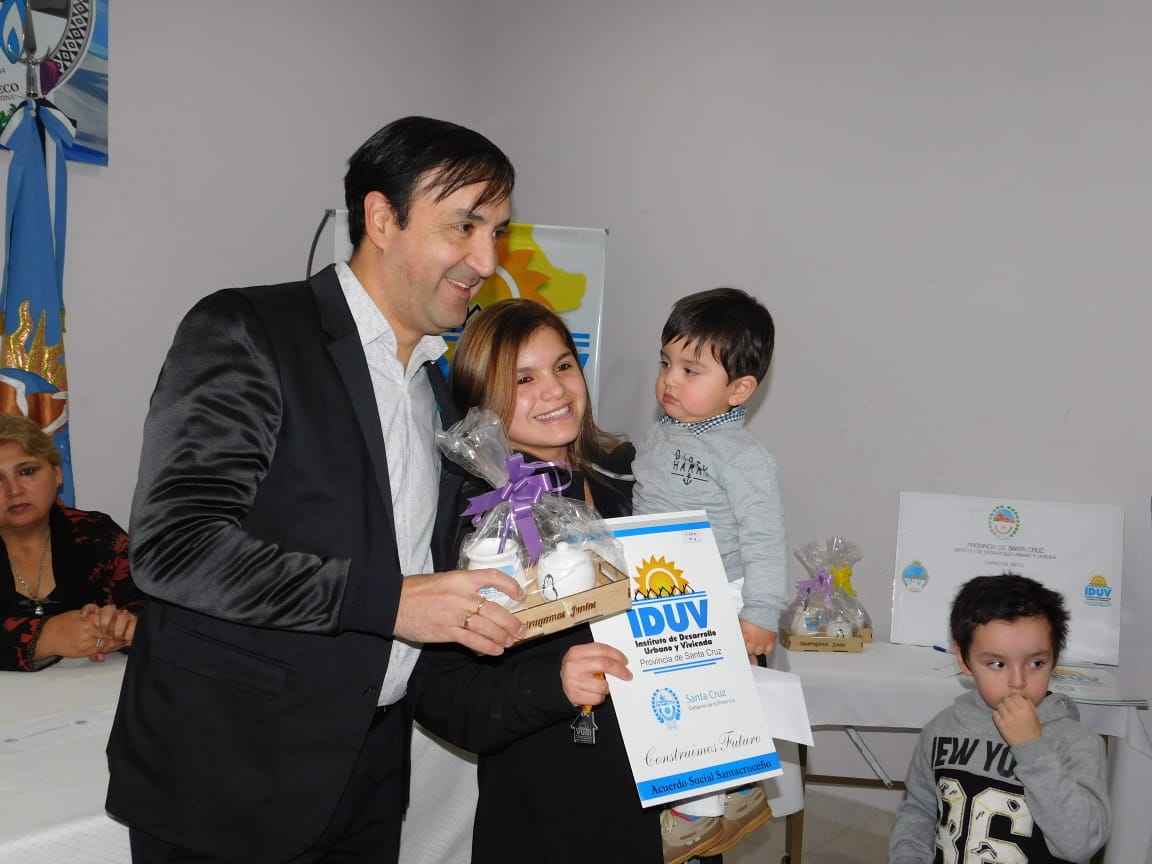 IDUV_Entrega de viviendas en Cañadón Seco (2)