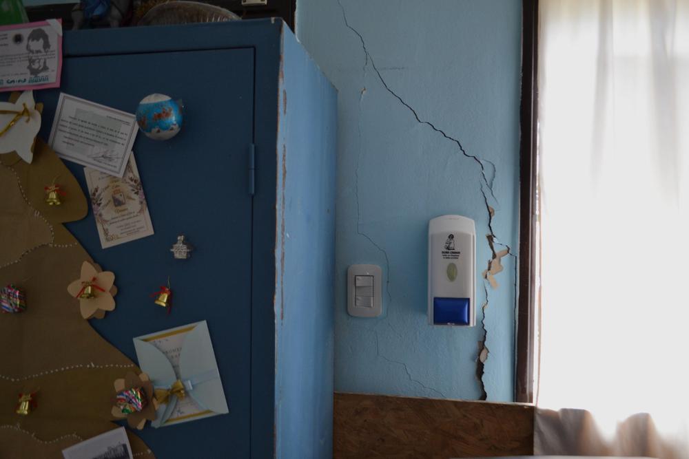 Foto_6_armario_y_tabla_sostienen_la_pared