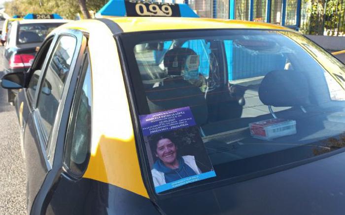 700x435_rio_gallegos_taxistas_comienzan_a_utilizar_la_foto_de_marcela_lopez_en_sus_automoviles2022413